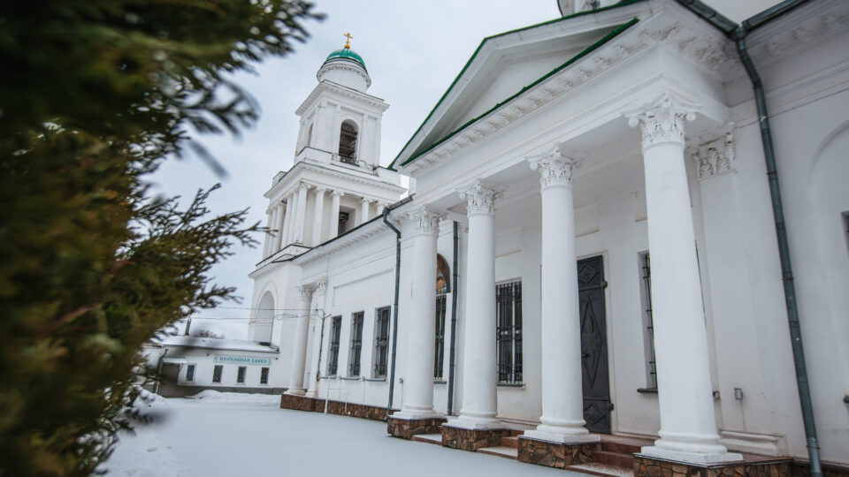 Под сенью святынь