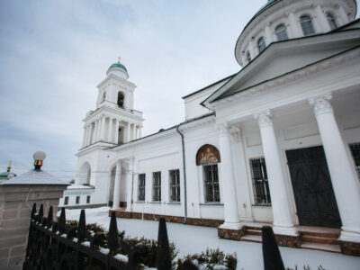 Под сенью святынь