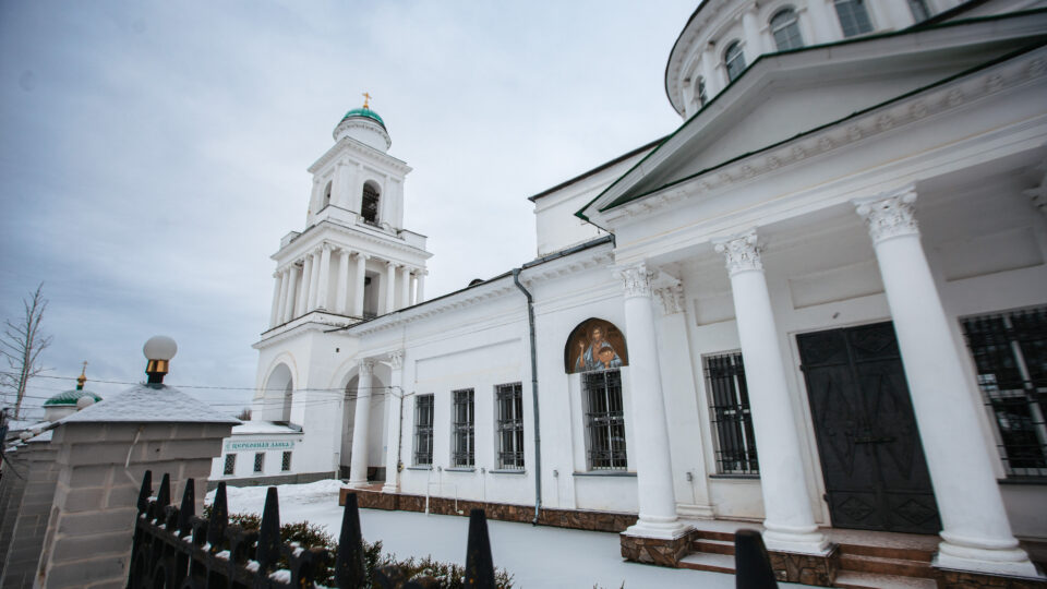 Под сенью святынь