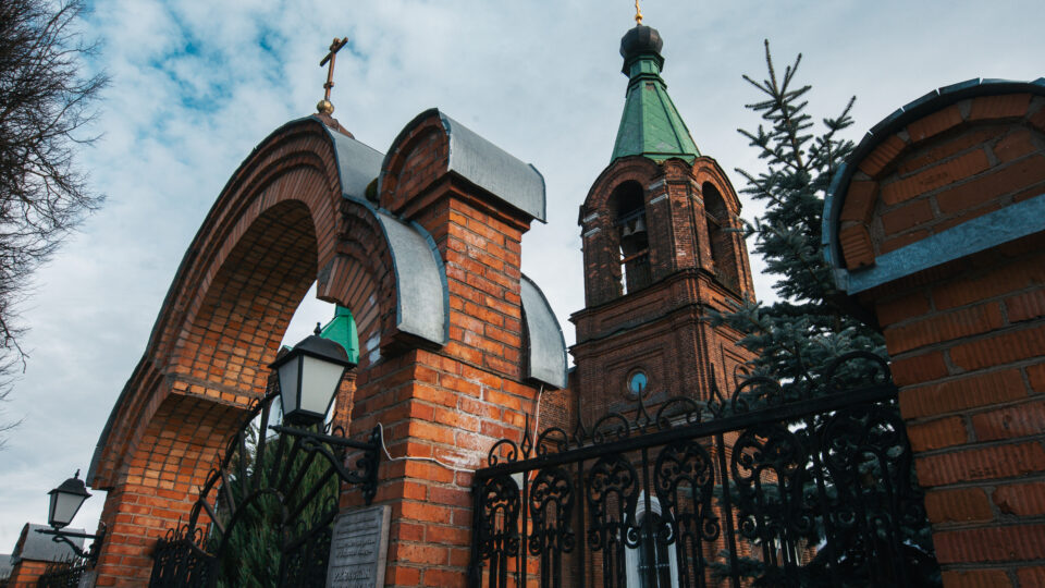 Под сенью святынь