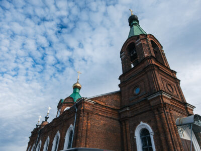 Под сенью святынь