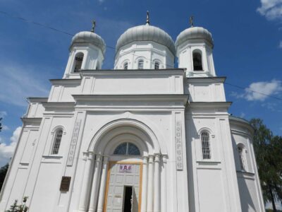 Под сенью святынь