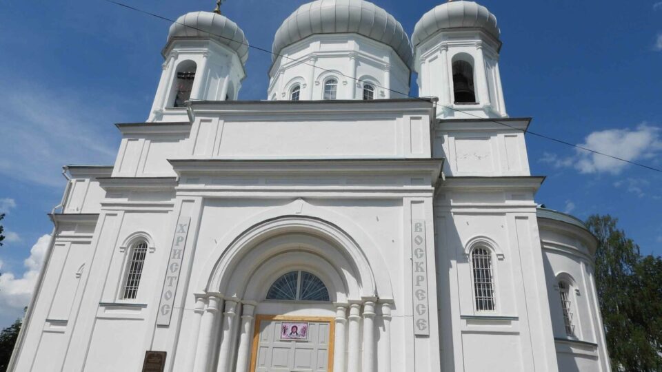 Под сенью святынь