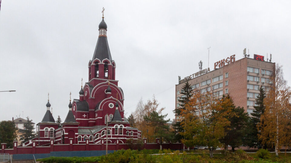 Под сенью святынь